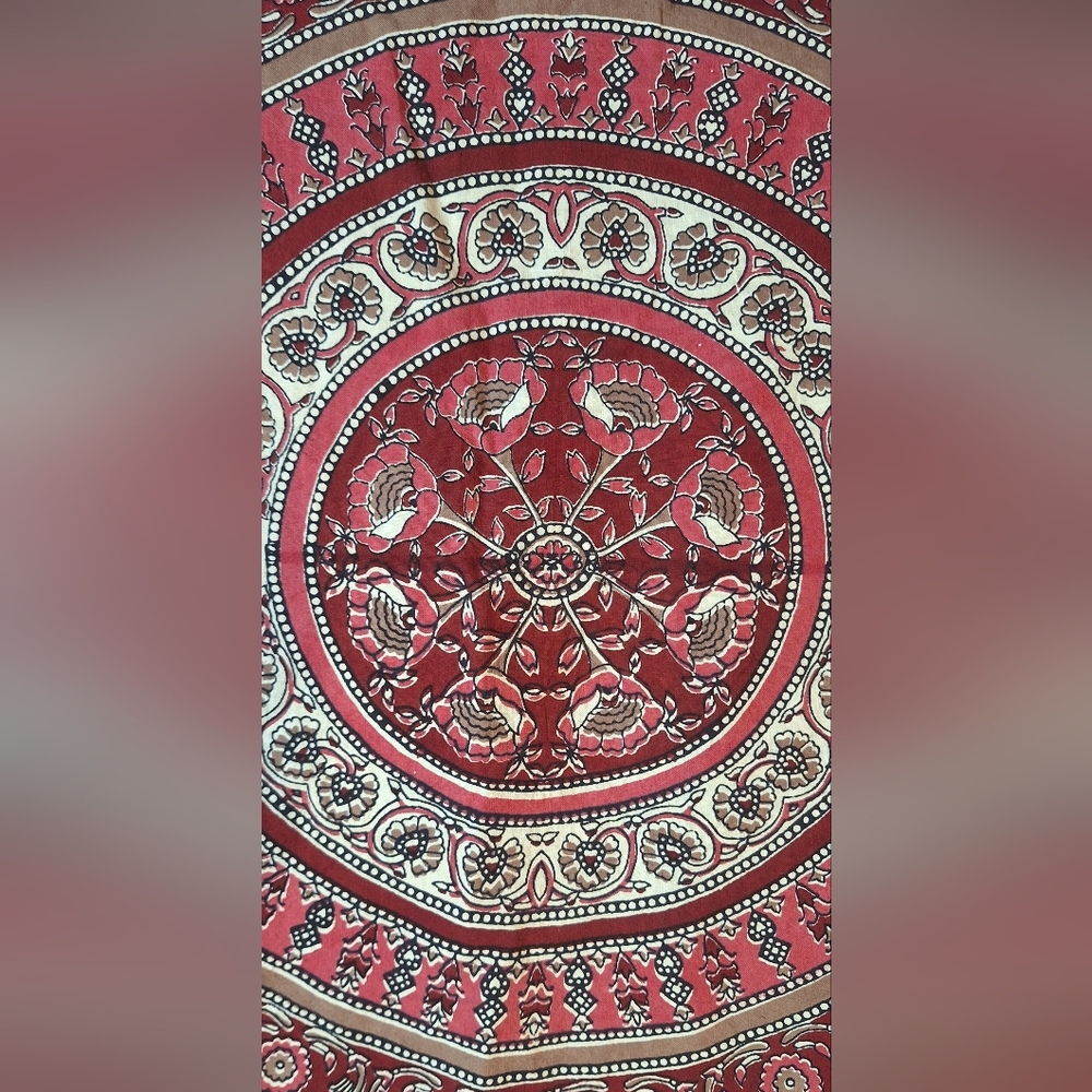 Beautiful Tablecloth with Intricate Pattern - Picture 2 of 4